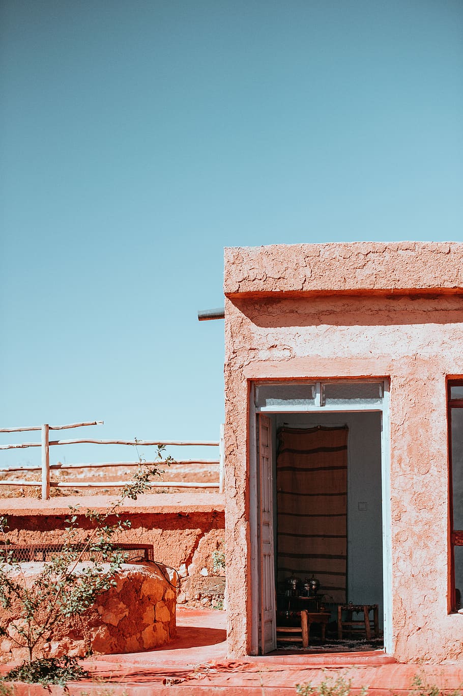 marokkanische Architektur, Beige, Wandfarbe Haus, tagsüber, Blau, Wand, Stein, Himmel, Zaun, die Architektur, gebaute Struktur, Gebäudehülle, Gebäude, klarer Himmel, kopieren sie platz, Tag, Tür, Sonnenlicht, Natur, keine Leute, Haus, Eingang, Fenster, Flachwinkelansicht, Wandbau - Funktion, draußen, Backstein, 4K