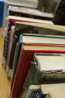 książki, wiedza, umiejętności, Edukacja, biblioteka, Uniwersytet, uczenie się, akademicki, Szkoła Wyższa, książki biblioteczne, książka, stos, stary, dokument, dane, archiwa, literatura, staromodny, żadnych ludzi, wewnątrz, zbliżenie, dzień, publikacja, martwa natura, selektywne skupienie, duża grupa obiektów, wysoki kąt widzenia, wybór, skupić się na pierwszym planie, stół, zmiana, z rzędu, układ, książka w twardej okładce, 5K, CC0, domena publiczna, darmowe zdjęcia
