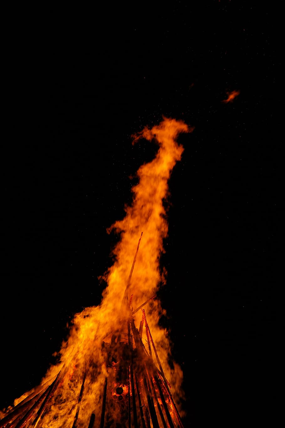 flama, taronja, ple estiu, foc, cremar, vermell, groc, fosc, nit, solstici, foguera, romàntic, energia, calor, flama dart, cremant, foc - fenomen natural, calor - temperatura, moviment, cap gent, naturalesa, color taronja, còpia espai, fons negre, a l'aire lliure, cel, comunicació, color negre, terra, brillant, infern, 5K