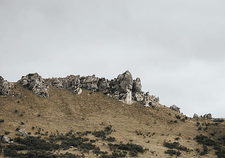 stenede bjergfotografering, grå, bjerge, hvid, himmel, bjerg, klippe, Mark, Sky, rock-objekt, solid, natur, jord, landskab, scenics - natur, rock formation, miljø, sky - himmel, ikke-urbane scene, ingen mennesker, skønhed i naturen, dag, plante, geologi, ro, rolig scene, udendørs, klima, eroderet, 4K, CC0, offentligt domæne, royaltyfrie