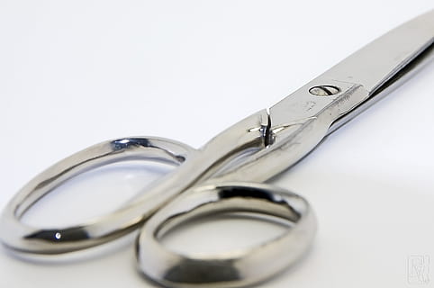 Edelstahlschere, Schere, Scharf, Schnitt, Büro, Haushaltsscheren, Papierschere, Studioaufnahme, Metall, weißer Hintergrund, drinnen, Nahansicht, keine Leute, zwei Objekte, Stillleben, ausgeschnitten, silberfarben, stehlen, Arbeitsgerät, High Angle View, einzelnes Objekt, kopieren sie platz, rostfreier Stahl, Ausrüstung, Gesundheitswesen und Medizin, Tabelle, Legierung, chirurgische Ausrüstung, 2K, CC0, gemeinfrei, lizenzfrei