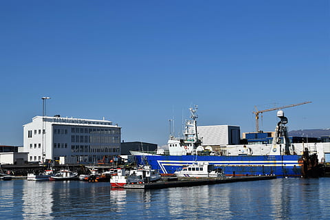 barco de jabeguero, Reikiavik, puerto, pescar, enviar, mar, agua, casa de Marshall, barcos, cielo azul, céntrico, barco náutico, transporte, modo de transporte, cielo, cielo limpio, arquitectura, frente al mar, azul, día, nadie, estructura construida, exterior del edificio, naturaleza, ciudad, amarrado, al aire libre, lujo, embarcaciones de pasajeros, yate, industria pesquera, anclado, 5K, CC0, dominio público, libre de derechos