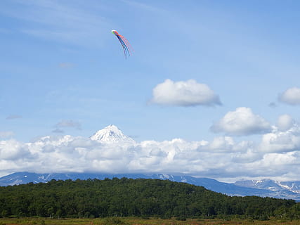 Himmel, Wolken, Drachen, Flug, Höhe, Vulkan, Wald, Freifläche, hochfliegend, Wind, wolke - himmel, Schönheit in der Natur, Berg, Szenen - Natur, fliegend, Baum, ruhige Szene, Tag, Ruhe, Natur, Pflanze, Nicht-städtische Szene, Umgebung, keine Leute, idyllisch, draußen, in der Luft, Landschaft, Land, Gipfel, 1080P, CC0, gemeinfrei, lizenzfrei