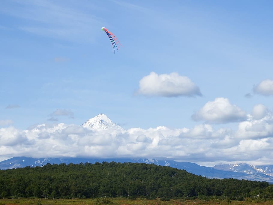 Himmel, Wolken, Drachen, Flug, Höhe, Vulkan, Wald, Freifläche, hochfliegend, Wind, wolke - himmel, Schönheit in der Natur, Berg, Szenen - Natur, fliegend, Baum, ruhige Szene, Tag, Ruhe, Natur, Pflanze, Nicht-städtische Szene, Umgebung, keine Leute, idyllisch, draußen, in der Luft, Landschaft, Land, Gipfel, 1080P