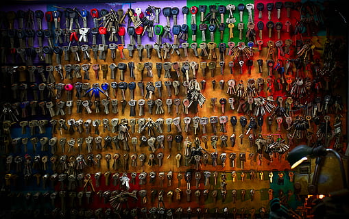 claus, col·lecció de tecles de colors assortits, ganxos, abundància, gran grup d'objectes, penjant, en fila, arranjament, elecció, marc complet, cap gent, variació, funció de construcció de parets, multicolor, fons, ordre, negocis, clau, a l'interior, arquitectura, dia, col · lecció, repetició, 5K, CC0, domini públic, lliure de regalies