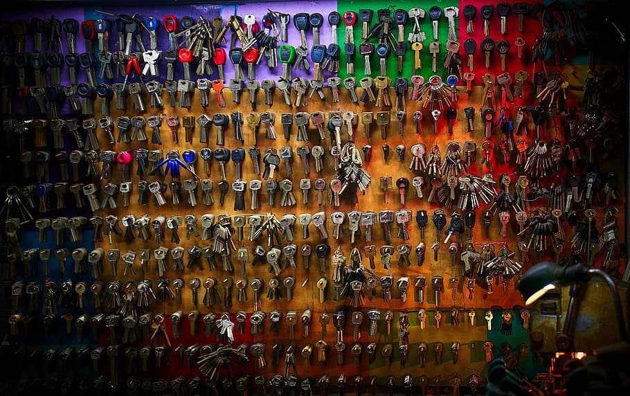 claus, col·lecció de tecles de colors assortits, ganxos, abundància, gran grup d'objectes, penjant, en fila, arranjament, elecció, marc complet, cap gent, variació, funció de construcció de parets, multicolor, fons, ordre, negocis, clau, a l'interior, arquitectura, dia, col · lecció, repetició, 5K