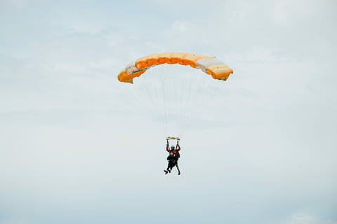parapent per persona, avió, valent, joia, paracaigudes, taronja, aventura, immersió al cel, cel, parapent, Esports extrems, una persona, a l'aire, volant, activitat d'oci, esport, persones reals, persona irreconeixible, estils de vida, longitud completa, dia, naturalesa, núvol - cel, alegria, llibertat, a l'aire lliure, paracaigudisme, 5K, CC0, domini públic, lliure de regalies