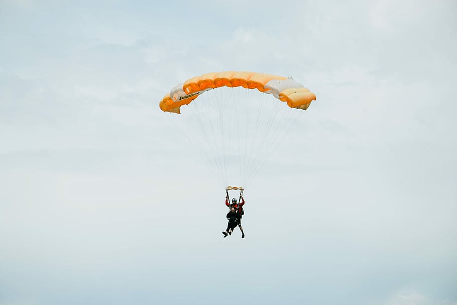 parapent per persona, avió, valent, joia, paracaigudes, taronja, aventura, immersió al cel, cel, parapent, Esports extrems, una persona, a l'aire, volant, activitat d'oci, esport, persones reals, persona irreconeixible, estils de vida, longitud completa, dia, naturalesa, núvol - cel, alegria, llibertat, a l'aire lliure, paracaigudisme, 5K