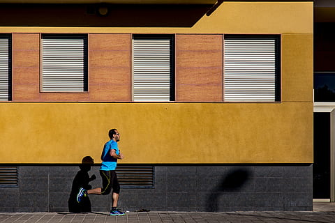 homme, court, gris, béton, sentier, à côté de, jaune, bâtiment, exercice, le jogging, la personne, fonctionnement, ombre, trottoir, garçons, extérieur du bâtiment, structure construite, enfance, architecture, en plein air, unité, Hommes, deux personnes, journée, Vrais gens, toute la longueur, modes de vie, ville, personnes, enfant, mâles, Activité de loisir, en marchant, la fenêtre, Vêtements décontractés, Vêtements, 5K, CC0, domaine public, libre de droits