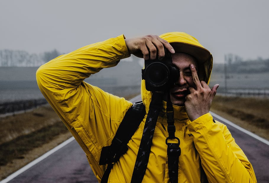 uomo, detenzione, nero, raccolta, dito medio, in piedi, calcestruzzo, strada, giorno, persona, giallo, giacca con cappuccio, telecamera, fotocamera dslr, strada cementata, binocolo, all'aperto, una persona, macchina fotografica - attrezzatura fotografica, fotografo, persone, analizzare, cercare, guardare, Fotografare, Guardando, etnia caucasica, natura, turista, solo adulti, adulto, giacca, colpo alla testa, capi di abbigliamento, persone reali, temi fotografici, giovane adulto, attività di svago, cappello, concentrarsi sulle conoscenze acquisite, ritratto, dalla vita in su, volto oscurato, Camera digitale, 4K