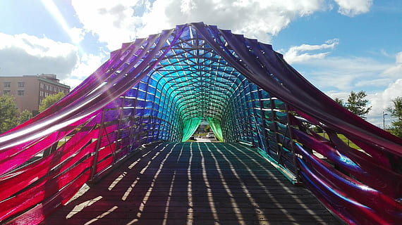 Brücke, Farben, Reflexion, Reflexionen, Stadt, Hafen, québec, Park, Beleuchtung, Lichtreflexionen, Himmel, Kanal, Landschaft, die Architektur, Fluss, städtische Landschaft, Kunst, moderne Architektur, gebaute Struktur, wolke - himmel, Natur, der Weg nach vorn, Tag, Gebäudehülle, Richtung, Reiseziele, draußen, Gebäude, Flachwinkelansicht, Brücke - künstliche Struktur, abnehmende Perspektive, modern, Steg, Verbindung, keine Leute, Wolkenkratzer, 1080P, CC0, gemeinfrei, lizenzfrei