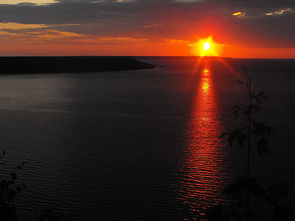 sol, set, aigües, naturalesa, sol, conjunt, vermell, cel, llum, paisatge, posta de sol, tarda, horitzó, fosc, nit, llac, escena, aigua, mar, oceà, reflexió, escenics, bellesa a la natura, escenics - natura, tranquil·litat, escena tranquil·la, color taronja, núvol - cel, llum solar, idíl·lic, cap gent, silueta, platja, horitzó sobre l’aigua, a l'aire lliure, 1080P, CC0, domini públic, lliure de regalies
