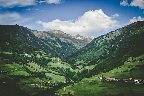 zelená, tráva, stromy, letecký, prohlížení fotografie, hory, hora, strom, mrak, údolí, složit, venkov, vesnice, pole, venkovský, sklon, les, silnice, trasa, nebe, scenics - příroda, krajina, krása v přírodě, rostlina, životní prostředí, přistát, zelená barva, mrak - nebe, pohoří, Příroda, klidné scény, budova, architektura, klid, den, exteriér budovy, nikdo, venku, 5K, CC0, veřejná doména, bez autorských práv