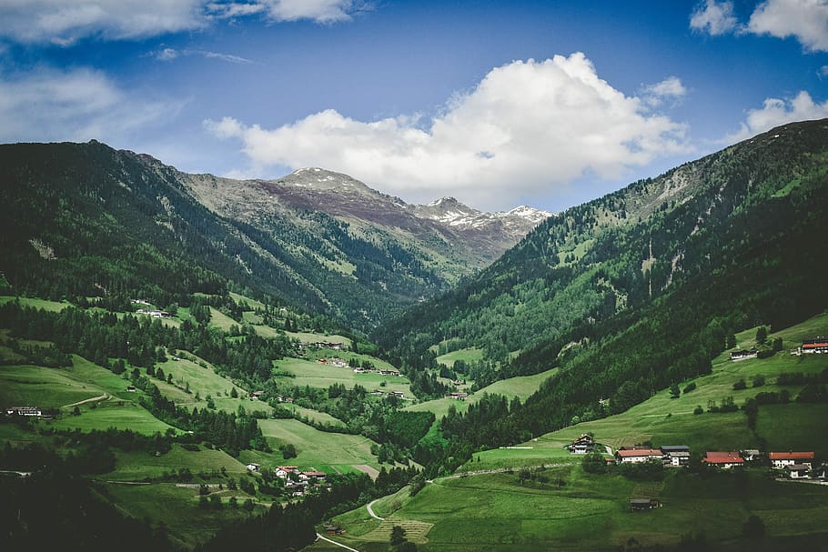 zelená, tráva, stromy, letecký, prohlížení fotografie, hory, hora, strom, mrak, údolí, složit, venkov, vesnice, pole, venkovský, sklon, les, silnice, trasa, nebe, scenics - příroda, krajina, krása v přírodě, rostlina, životní prostředí, přistát, zelená barva, mrak - nebe, pohoří, Příroda, klidné scény, budova, architektura, klid, den, exteriér budovy, nikdo, venku, 5K