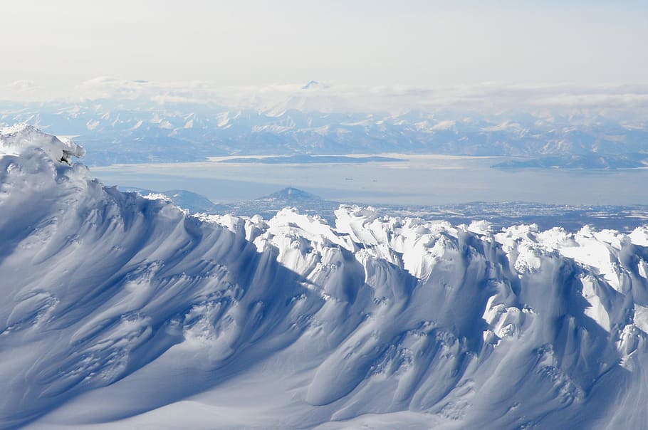 Winter, Berge, Höhe, Landschaft, Schnee, Natur, Morgen, Frost, gefrorener Schnee, Schneeverwehungen, Blick auf die Bucht, Stadt, Blau, Freifläche, Szenen - Natur, kalte Temperatur, Schönheit in der Natur, Umgebung, ruhige Szene, Ruhe, weiße Farbe, Berg, Himmel, wolke - himmel, Nicht-städtische Szene, Tag, keine Leute, Gebirge, schneebedeckter Berg, draußen, Bergrücken, Gipfel, 2K