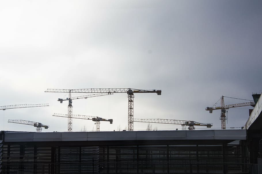 lloc, grua, grues, arquitectura, Fira, fires internacionals de Munic, llum de fons, silueta, esquema, construcció d'edificis, grua - maquinària de construcció, maquinària, indústria, industria de la construcció, estructura construïda, lloc de construcció, cel, desenvolupament, exterior de l'edifici, cap gent, comunicació, naturalesa, a l'aire lliure, viatge, tecnologia, dia, incomplet, vista d’angle baix, ciutat, equips de construcció, 4K