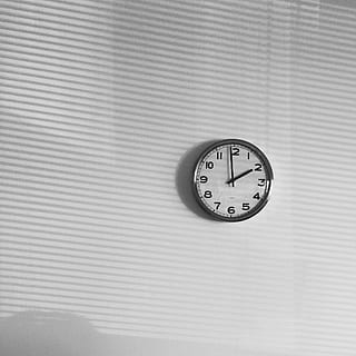 nero, orologio da parete analogico, visualizzazione, 01:58, parete, orologio, tempo, bianca, giorno, ufficio, numeri, attività commerciale, secondi, ora, minuto, il giro, cerchio, ticchettio, Scadenza, vuoto, luce, lavoro, quadrante, mano minuta, in casa, caratteristica della parete, nessuno, orologio da parete, strumento del tempo, numero, modello, avvicinamento, singolo oggetto, forma geometrica, precisione, Inquadratura dal basso, copia spazio, soffitto, controllando l'ora, 1080P, CC0, dominio pubblico, privo di copyright