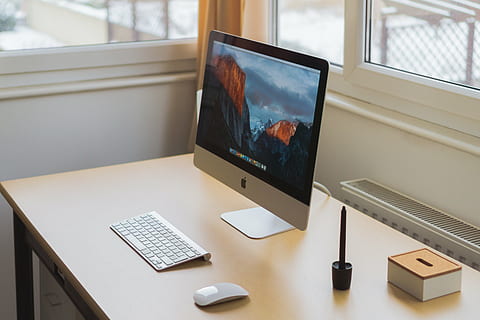 imac, impostato, Marrone, di legno, tavolo, argento, scrivania, computer, tastiera, Mela, elettronica, moderno, tecnologia, attività commerciale, ufficio, lavoro, formazione scolastica, sedia, finestra, tenda, computer fisso, il computer portatile, tecnologia wireless, schermo del computer, in casa, mobilia, connessione, attrezzatura informatica, nessuno, comunicazione, giorno, natura morta, vista dall'alto, 5K, CC0, dominio pubblico, privo di copyright