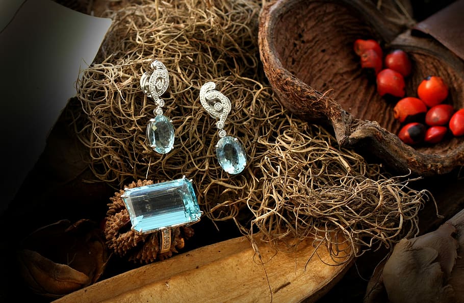 orecchino, squillare, acqua di mare, nessuno, vista dall'alto, natura morta, in casa, contenitore, cibo, cibo e bevande, legno - materiale, cestino, grande gruppo di oggetti, scelta, decorazione, abbondanza, vacanza, uovo, verdura, natura, avvicinamento, freschezza, variazione, iuta, 2K