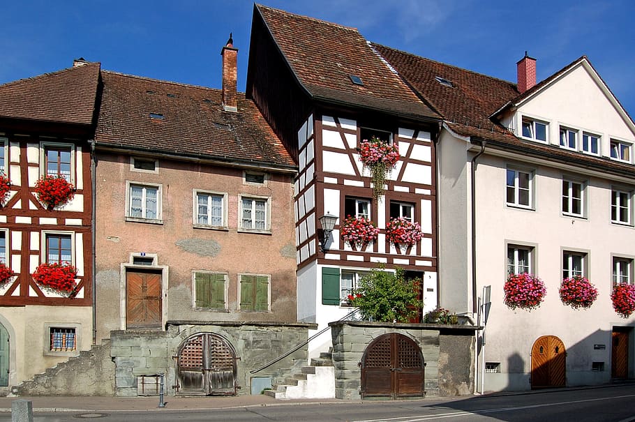casa, arquitectura, façana, finestra, edifici, truss, barri antic, històricament, casc antic històric, bowever, centre de la ciutat, cases de façanes, turisme, ciutat, viatjar, carretera, residència, flors, caixa de flors, carrer, caixes de flors, stadtmitte, Centre del poble, romàntic, restaurada, renovat, überlingen, baden württemberg, exterior de l'edifici, estructura construïda, barri residencial, naturalesa, llum solar, cel, cap gent, a l'aire lliure, dia, casa de poble, casa de fila, sostre, comunitat, maó, apartament, 2K