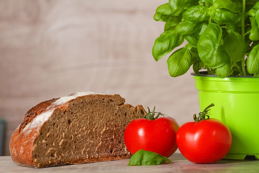 Brot, bio, gesund, Essen, Brotscheibe, Ernährung, Lebensmittel, Vegetarier, Futter, Bauernbrot, backen, Schneidbrett, Essen und Trinken, gesundes Essen, Wohlbefinden, Frische, Obst, Tomate, Gemüse, Pflanze, rot, Basilikum, grüne Farbe, keine Leute, Blatt, Pflanzenteil, drinnen, Natur, Stillleben, Mahlzeit, Kraut, Vollkornbrot, Frühstück, 5K