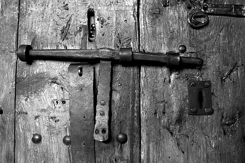 bloqueig, porta, vell, rovellat, antiguitat, fusta, metall, tradicional, granja, vintage, antic, envellit, textura, resistent, casa, ferro, superfície, tauler, aspre, rústic, gestionar, material de fusta, entrada, protecció, seguretat, primer pla, fons, cap gent, marc complet, tancat, pestell, dia, a l'aire lliure, deteriorament, 2K, CC0, domini públic, lliure de regalies
