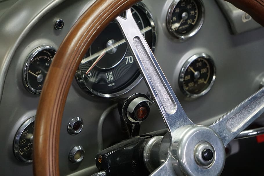 oldtimer, instrumenter, klassisk, træ, automotive, passagerbiler, cabriolet, historisk, transportmidler, transportform, kontrolpanel, tæt på, indendørs, teknologi, ingen mennesker, metal, fly, instrumentbræt, speedometer, køretøj interiør, sølvfarvet, luftfartøj, bil, fuld ramme, motorcykel, maskineri, motor køretøj, rejse, hjul, krom, luksus, 5K