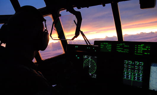 Person, die Flugzeug fährt, Sonnenuntergang, Himmel, Wolken, Flugzeug, Cockpit, Cockpit-Aussicht, nah, Pilot, Militär-, Silhouette, Silhouetten, Transport, Transportmittel, Luftfahrzeug, Steuerung, eine Person, Fahrzeuginnenraum, Technologie, Natur, Reise, Glas - Material, Männer, wolke - himmel, Besetzung, Schalttafel, Windschutzscheibe, Luft-und Raumfahrtindustrie, 2K, CC0, gemeinfrei, lizenzfrei