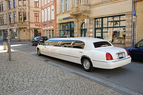 putih, kendaraan, bangunan bron, siang hari, limousine, mobil, oldtimer, otomotif, kemewahan, Kendaraan bermotor, moda transportasi, jalan, Arsitektur, angkutan, kota, eksterior bangunan, kendaraan darat, struktur yang dibangun, hari, bangunan, batu besar, orang tak terduga, jalan kota, di luar rumah, perlengkapan sekolah, kehidupan kota, distrik perumahan, 1080P, CC0, domain publik, bebas royalti