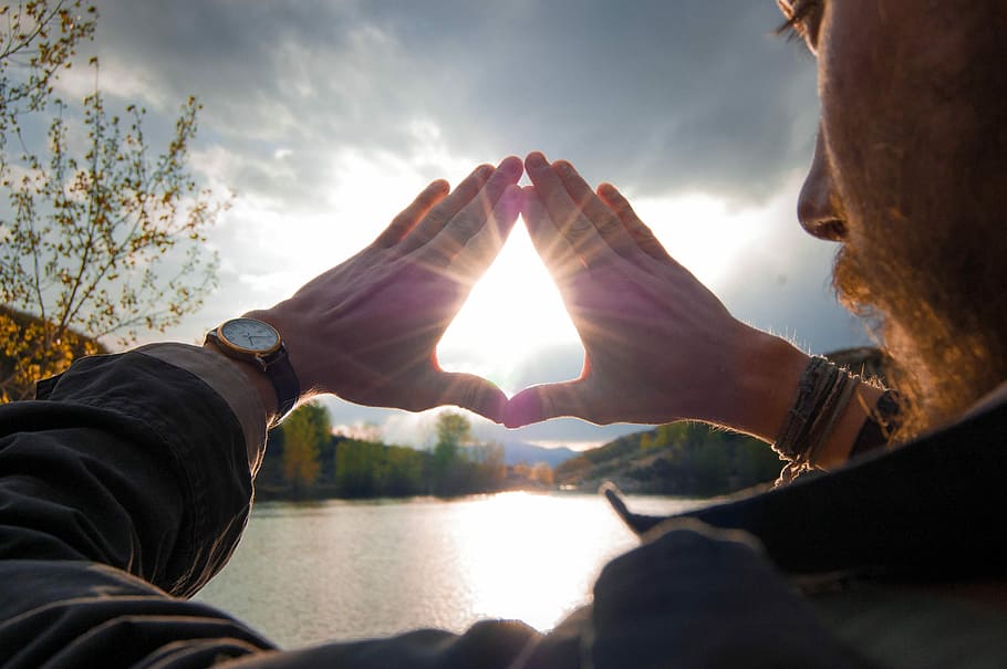 sol, skinner, hender, Mann, dekker, ved hjelp av, sollys, solskinn, ramme, hånd, lys, bakgrunnsbelyst, to mennesker, menneskelig kroppsdel, menneskelig hånd, samvær, natur, positiv følelse, himmel, sky - himmel, voksen, lysskjær, kroppsdel, vann, følelse, liming, menneskelig lem, kjærlighet, lem, menneskelig arm, utendørs, parforhold, 2K