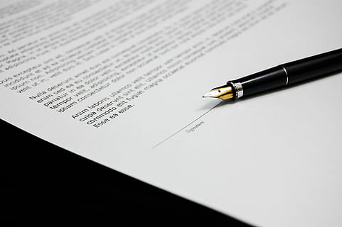 schwarz, Füller, Weiß, Druckerpapier, dokumentieren, Zustimmung, Unterlagen, Zeichen, Geschäft, Papier-, Stift, Tinte, Schreibgerät, Text, Unterschrift, Vertrag, Unterzeichnung, Kommunikation, Schreiben, Brief, Gesetz, Korrespondenz, Großunternehmen, Handschrift, Rechtssystem, Verantwortung, Feder, 2K, CC0, gemeinfrei, lizenzfrei