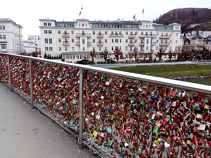 fechaduras, castelo, ponte, Áustria, Salzburgo, estrutura construída, arquitetura, cidade, corrimão, protecção, cadeado, exterior do edifício, trancar, dia, segurança, natureza, cerca, bloqueio amor, transporte, metal, barreira, fronteira, multi colorido, ao ar livre, emoção positiva, ponte - estrutura feita pelo homem, 2K, CC0, domínio público, royalty free