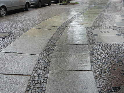 lontano, patch di Berlino, guidato, guida, condurre, fingere, regolata, mappe, offrire, strada, marciapiede, ciottolo, scena urbana, la strada davanti, sentiero, direzione, vista dall'alto, mezzi di trasporto, pietra, giorno, nessuno, città, cartello, testo, comunicazione, pavimentazione in pietra, modo di trasporto, all'aperto, modello, sceneggiatura occidentale, livello di superficie, calcestruzzo, Messaggio, 2K, CC0, dominio pubblico, privo di copyright