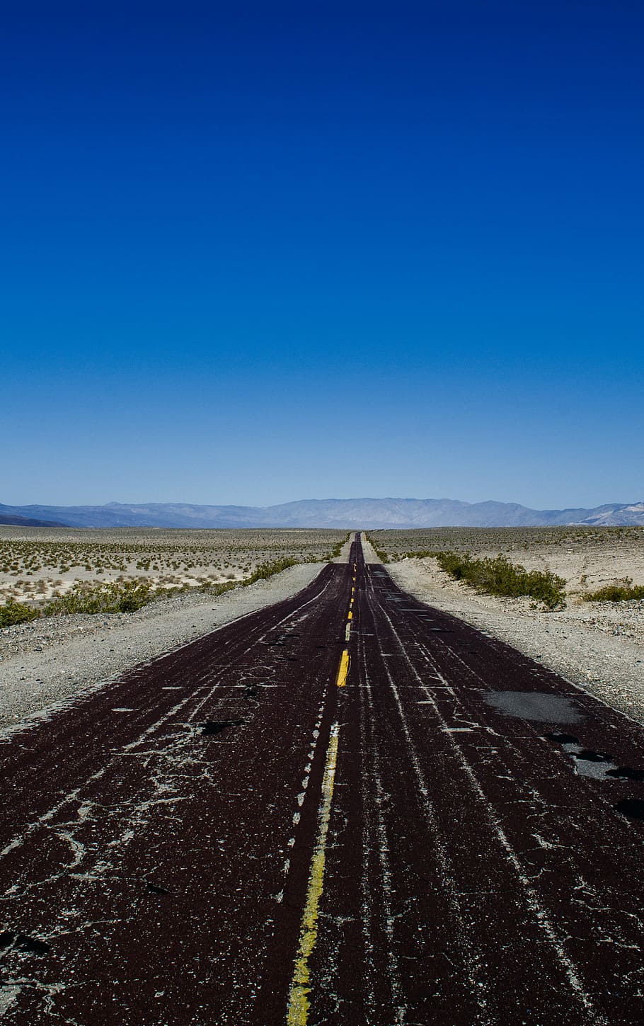 negro, gris, hormigón, camino, pavimentar, la carretera, tiempo de día, pavimento, carretera vacía, conducir, Desierto, asfalto, montaña, conducción, viaje, seco, caliente, verano, punto de fuga, cinta, cielo, horizonte, vacío, transporte, dirección, ambiente, paisaje, el camino a seguir, azul, naturaleza, horizonte sobre tierra, cielo limpio, símbolo, día, tierra, perspectiva decreciente, nadie, firmar, paisajes - naturaleza, al aire libre, Semi árido, línea divisoria, clima, 4K