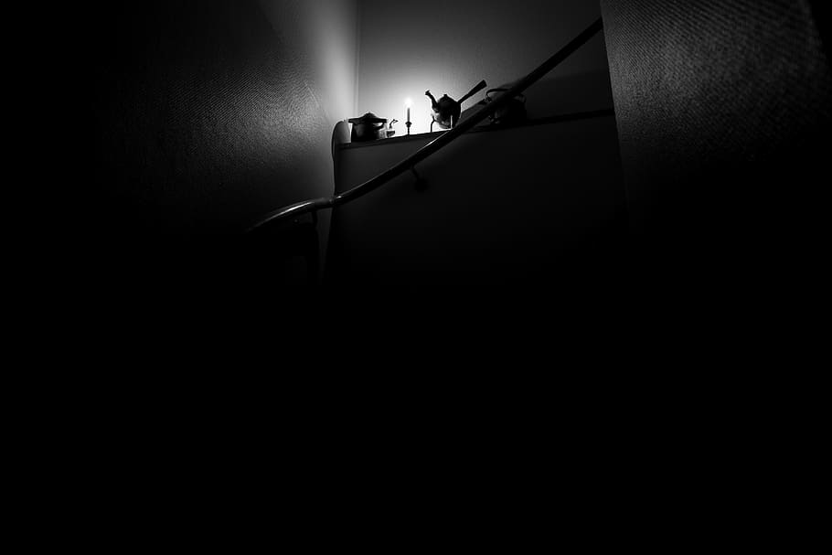 Hintergrund, Textur, Kerze, dunkel, b w, schwarz, Weiß, Schwarz und weiß, Teekanne, Kupfer, Licht, geheimnisvoll, Nacht-, Menschen, echte Menschen, Silhouette, drinnen, nur für Erwachsene, kopieren sie platz, die Architektur, zwei Menschen, beleuchtet, Erwachsene, Treppe, Männer, Schatten, Lichtanlage, gebaute Struktur, Wandbau - Funktion, Frau, Lebensstile, 5K