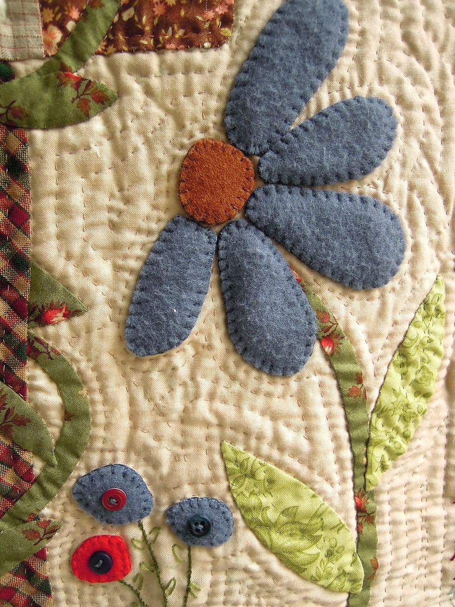 beix, blau, floral, teixits, flor de tela, patchwork, treballar, cosir, farcit, cobrellit, tèxtil, art i artesania, creativitat, multicolor, artesania, primer pla, patró, cap gent, llana, a l'interior, natura morta, de punt, motiu floral, vista d’angle alt, suavitat, marc complet, material, directament a sobre, manta, brodats, 4K