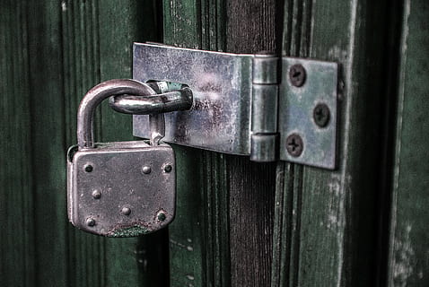 vergrendelde hangslot, hangslot, kasteel, hangsloten, Gesloten, veiligheid, roestvrij, houten deur, beugelslot, ouderling, slot, metaal, bescherming, deur-, Ingang, detailopname, geen mensen, oud, klink, roestig, hout - materiaal, poort, focus op de voorgrond, verweerde, dag, zilverkleurig, veilig, veiligheids uitrusting, 4K, CC0, publiek domein, royaltyvrij