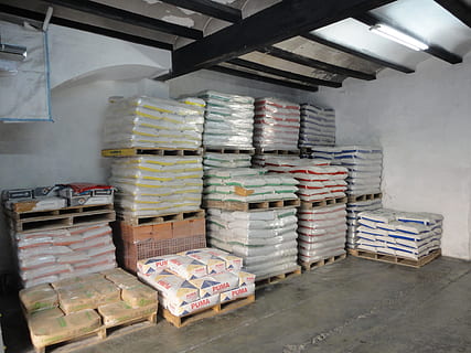 saci, paleti, depozit, ciment, constructie, arhitectură, materiale, resturi, cărămidă, grămadă, industrie, în interior, nici o persoana, fabrică, grup mare de obiecte, camera de zi, abundenţă, raft, recipient, zi, clădire, Ordin, absență, alegere, variație, consecutiv, aranjament, mancare si bautura, mobila, parchet gresie, 4K, CC0, domeniu public, fără drepturi de autor
