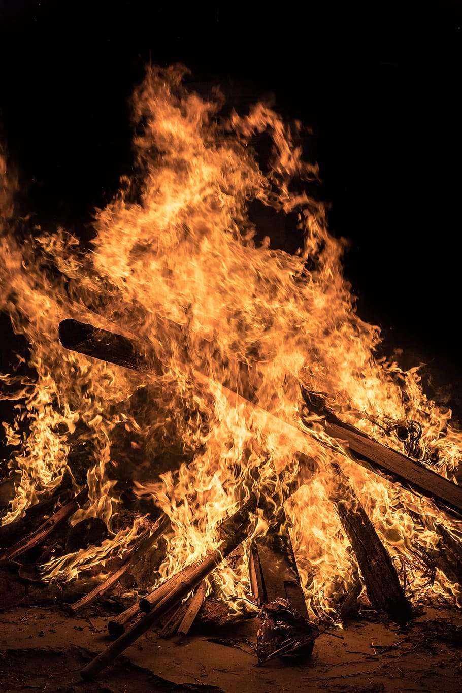 foguera durant la nit, foc, foguera, flama, calenta, cremar, calor, encendre, incendis forestals, flamant, símbol, energia, llum, brillar, brillant, taronja, realista, calor - temperatura, cremant, cap gent, material de fusta, menjar, nit, a l'aire lliure, foc - fenomen natural, registre, llenya, fusta, naturalesa, campament, color taronja, terra, arbre, moviment, 5K