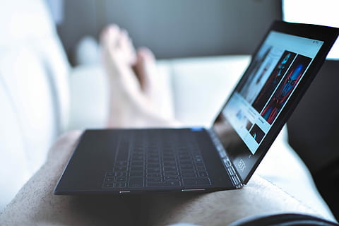 černý přenosný počítač, laptop, noha, počítač, tableta, Okna, tech, technologie, přístroj, design, tvořivý, minimální, relaxovat, bílý, lenovo, kniha jógy, bezdrátové technologie, spojení, sdělení, dospělý, jedna osoba, uvnitř, detail, Internet, podnikání, selektivní zaměření, počítačová síť, zaměřit se na popředí, pomocí přenosného počítače, přenosnost, stůl, nábytek, 5K, CC0, veřejná doména, bez autorských práv
