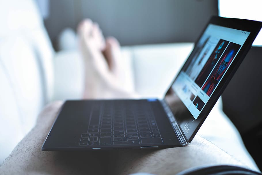 ordinador portàtil negre, portàtil, cama, ordinador, tauleta, finestres, tecnologia, gadget, disseny, creatiu, mínim, relaxa't, blanc, Lenovo, llibre de ioga, tecnologia sense fils, connexió, comunicació, adult, una persona, a l'interior, primer pla, Internet, negocis, enfocament selectiu, xarxa d’ordinadors, centrar-se en primer pla, usant portàtil, portabilitat, taula, mobles, 5K