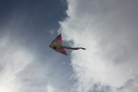 Drage, himmel, skyer, vind, flying, sky - himmel, natur, lav vinkel visning, i lufta, bevegelse, transport, dag, frihet, utendørs, ingen folk, sport, skjønnhet i naturen, multi farget, fritidsaktivitet, miljø, transportmiddel, 5K, CC0, offentlig domene, opphavsrett gratis