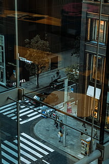 persone, a piedi, costruzione, pedone, corsie, giorno, sentiero, intersezione, strada, città, esterno dell'edificio, architettura, struttura costruita, vista dall'alto, auto, veicolo terrestre, veicolo a motore, finestra, vetro - materiale, segnaletica stradale, riflessione, attraversamento pedonale, mezzi di trasporto, cartello, strisce pedonali, trasparente, modo di trasporto, all'aperto, 5K, CC0, dominio pubblico, privo di copyright