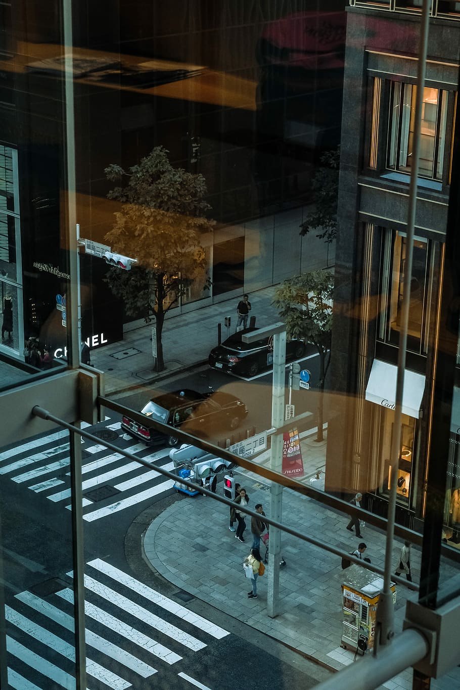 persone, a piedi, costruzione, pedone, corsie, giorno, sentiero, intersezione, strada, città, esterno dell'edificio, architettura, struttura costruita, vista dall'alto, auto, veicolo terrestre, veicolo a motore, finestra, vetro - materiale, segnaletica stradale, riflessione, attraversamento pedonale, mezzi di trasporto, cartello, strisce pedonali, trasparente, modo di trasporto, all'aperto, 5K