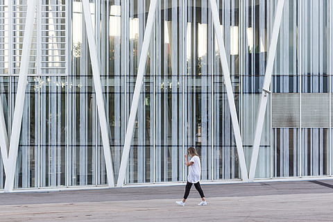dona, caminar, al costat, blanc, pintat, edifici, pres, durant el dia, carrer, edifici de vidre, finestra, vidre, reflexió, ciutat, arquitectura, una persona, estructura construïda, longitud completa, dia, exterior de l'edifici, adult, de peu, vista lateral, exterior d’edifici d’oficines, persones reals, funció de construcció de parets, oficina, estils de vida, adult jove, moviment, modern, pentinat, 4K, CC0, domini públic, lliure de regalies