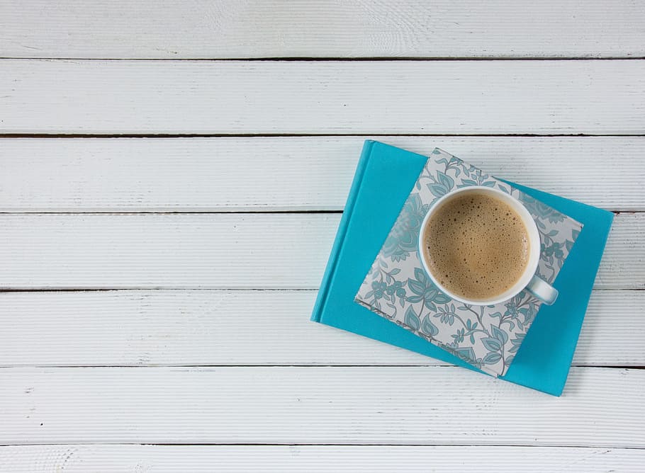 hvid, keramisk, krus, blå, blomster, mat, kaffe, notesbog, skrivning, arbejde, at skrive, kop, kaffe - drikke, træ - materiale, bord, drikke, morgenmad, Bestil, cafe, kaffekop, mad og drikke, direkte over, forfriskning, stilleben, høj vinkel visning, friskhed, varm drikke, indendørs, mad, ingen mennesker, te, porcelæn, latte, te kop, 4K