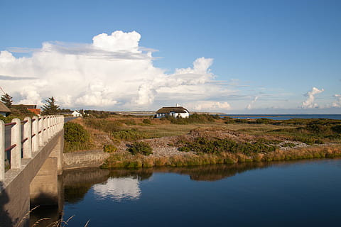 twój, krik, strumień, Chata, most, jutland, Dania, odbicie, cloudscape, wegetacja, sumy, woda, niebo, chmura - niebo, Natura, architektura, dzień, scenics - natura, zbudowana struktura, jezioro, żadnych ludzi, roślina, nabrzeże, na dworze, piękno natury, środowisko, niebieski, wylądować, spokój, 4K, CC0, domena publiczna, darmowe zdjęcia