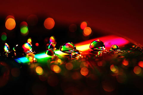 Wasser, fallen, Regenbogen, Beugung, Licht, Makro, beleuchtet, selektiver Fokus, mehrfarbig, keine Leute, Licht - natürliches Phänomen, Lichtanlage, drinnen, Nahansicht, Unscharf gestellt, Technologie, Reflexion, rot, Nacht-, abstrakt, Verbindung, Studioaufnahme, Bewegung, Linseneffekt, Kunst, Kultur und Unterhaltung, kabellose Technologie, Nachtleben, Glasfaser, 720P, CC0, gemeinfrei, lizenzfrei