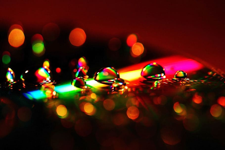 Wasser, fallen, Regenbogen, Beugung, Licht, Makro, beleuchtet, selektiver Fokus, mehrfarbig, keine Leute, Licht - natürliches Phänomen, Lichtanlage, drinnen, Nahansicht, Unscharf gestellt, Technologie, Reflexion, rot, Nacht-, abstrakt, Verbindung, Studioaufnahme, Bewegung, Linseneffekt, Kunst, Kultur und Unterhaltung, kabellose Technologie, Nachtleben, Glasfaser, 720P