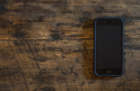 espai, gris, negre, cas, convertit, marró, fusta, pissarra, iphone 6, iphone, mac, escriptori, oficina, mòbil, tecnologia, smartphone, Internet, missatges de text, modern, pantalla, missatge, telèfon mòbil, telèfon intel·ligent, telèfon, material de fusta, cap gent, comunicació, a l'interior, primer pla, tecnologia sense fils, directament a sobre, dispositiu d’informació portàtil, connexió, taula, natura morta, còpia espai, pantalla tàctil, color negre, antiguitat, gra de fusta, en blanc, 4K, CC0, domini públic, lliure de regalies